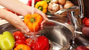 5 Kitchen Hacks To Naturally Remove Pesticides From Vegetables
