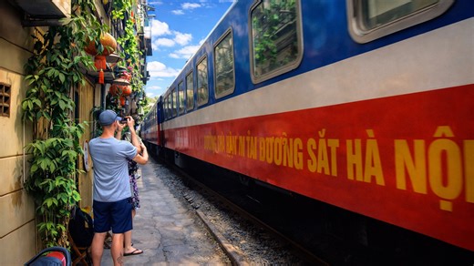 How can a train pass through this narrow street in Hanoi?