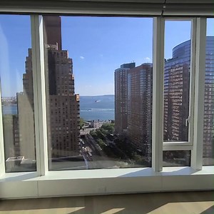 2.1M views · 32K reactions | Continua il mio viaggio nelle case di lusso di Manhattan. Oggi vi porto a vedere questa di tre stanze e tre bagni, con salone verticale di vetrate alte sei metri. Perfetto per chi fa delle belle feste. Siamo saliti anche sulla terrazza panoramica, e c'era una vista cinematografica sulla baia di New York. Alla fine del video vi diremo quanto costa l'affitto o comprarlo. Io me ne sono innamorato | Il mio viaggio a New York | Facebook