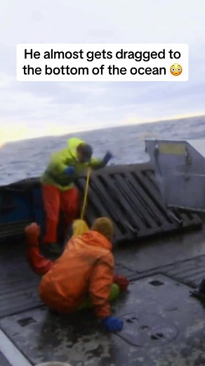 That was a close one. 😳 Watch #DeadliestCatch Tuesdays at 8p on Discovery! #Fishing #Accident #Alaska