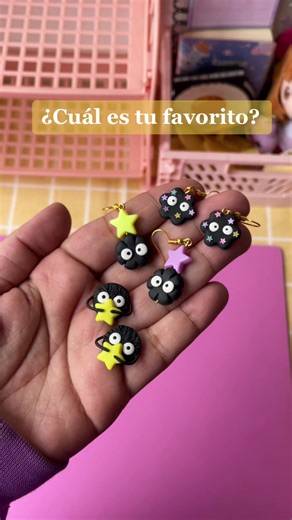 Aretes de #susuwatari ⭐️ #ghibli #aretes #tutorial #clay #pastaflexible #porcelanafria #hechoamano #artistsoftiktok #emprendimiento #kawaii #accesorioskawaii #elviajedechihiro