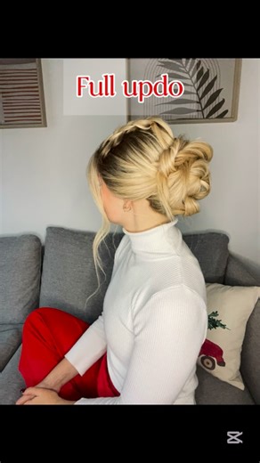 Leven met alopecia on Instagram: "Voor de laatste van de reeks ga ik all out met een volledig opgestoken kapsel! 🤩 No worries, het is echt haalbaar om zelf te doen. Maar eerlijk is eerlijk, ik heb ook gevloekt 🤭😅 Benieuwd wie dit kapsel zal uitproberen! 🤗 Een algemene tip: trust the proces 😅 Voor dit kapsel krul je best vooraf je haar. Dat maakt het een stuk makkelijker. 1. Bovenaan het haar invlechten (optioneel) 2. Verdeel het haar in 4 delen. Links rechts boven onder. 3. Maak met het ond