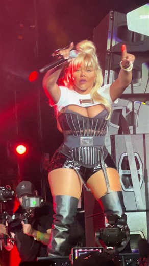 Lil’ Kim grabbed the mic and reminded everybody why she’s forever THAT girl 👑🔥 Pass The Mic turned legendary the moment she touched the stage #LilKim #PassTheMicLive #HipHopRoyalty #RapLegend #NYCHipHop