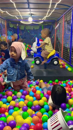 Seru Sekali Bermain di Kolam Bola Warna Warni 🥰😍