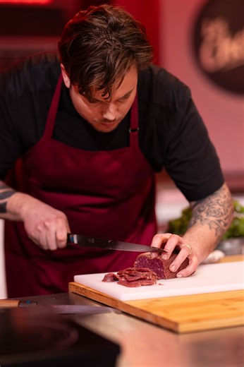 6.7K views · 114 reactions | Faire un carpaccio en 12 minutes? Défi accepté! Montellier, fière de présenter les duels des Chefs!  Mardi, 20h sur ICI TÉLÉ ️ En ligne sur ICI Tou.tv | Les Chefs | Facebook