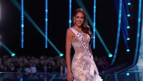 Miss Venezuela on Instagram: "👏🏼✨¡Bravo Diana! Un desfile impresionante lleno de elegancia y majestuosidad con el maravilloso traje de gala, diseñado por Richard Ramírez Castro✨💎 Para este impactante vestido, @rrichard2 se inspiró en la majestuosa caída de agua de nuestro Salto Ángel ✨ Diseñando así una columna confeccionada en un delicado tull de seda color blanco y en corte godet, bañada en cristales tornasolados, que destaca el bustier donde se desprenden piezas en cri