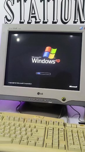 Nostalgic Gold Memories of the 2000s and Windows XP