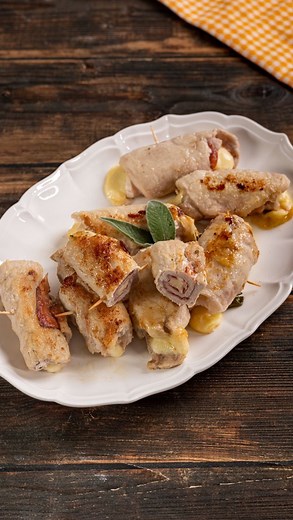 BUON'IDEA on Instagram: "INVOLTINI SAPORITI Facili e veloci da preparare, questi involtini di carne sono super sfiziosi 😊 INGREDIENTI 8 fettine arista di maiale 8 fettine speck 200 g scamorza farina q.b. salvia q.b. burro q.b. sale fino q.b. PROCEDIMENTO Per preparare gli involtini di arista, per prima cosa sistemiamo sul piano di lavoro una fettina di arista e posiamoci sopra una fetta di speck. Aggiungiamo un pezzo di scamorza tagliato a listarella. Arrotoliamo e fermiamo con uno stecchino. T