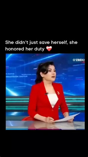 Psychology Facts on Instagram: "During the live broadcast, the reporter experienced a sudden and risky moment when her chair slipped, yet she stayed calm and strong. Her steady expression and focused voice showed that even in unexpected situations, a dedicated mind chooses courage over fear 😊 Instead of reacting with panic, she balanced herself quickly and continued speaking with confidence. This simple action revealed how much her work matters to her and how deeply she respects the responsibil