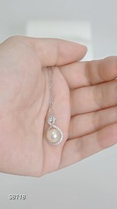 💫 Đầu tư vào phong cách – lợi nhuận là sự tự tin 💫 Trong tài chính cá nhân, có những khoản chi tiêu chỉ thoáng qua… và cũng có những khoản đầu tư giữ giá trị bền vững. 👉 Bạn có thể mua 5 món phụ kiện rời rạc, chỉ dùng vài lần rồi bỏ quên trong hộp tủ. 👉 Hoặc, bạn chọn 1 set trang sức ngọc trai sang trọng và chưa bao giờ lỗi mốt. 💌 Set trang sức Karina từ Hoàng Gia Pearl là một lựa chọn thông minh: • Thiết kế thanh lịch, đường viền đá lấp lánh tinh tế. • Ngọc trai chất lượng cao, càng dùng c