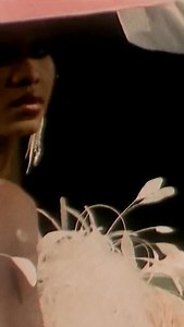 LES COULISSES D’UN DÉFILÉ ⇢ Épisode 11 🎬 À la fin de chaque défilé, Yves Saint Laurent vient saluer le public. Il rejoint souvent la mariée de la collection, le dernier passage d’un défilé haute couture. 👏 « Quiconque a vu une collection d’Yves Saint Laurent, rappelle Pierre Bergé, sait parfaitement que, si le propos est de présenter des vêtements, il ne s’agit pas que de cela. Loin de là. Pour Yves – et c’est en quoi il est unique – une collection est le moyen d’exprimer ses fantasmes, de rév