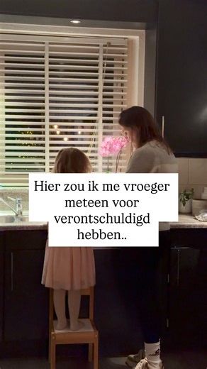 Anneloes Bröcker-Goeree || PSYCH-K® facilitator & coach on Instagram: "Ik ben met mijn dochters in de HEMA, opzoek naar wat spulletjes. De meiden staan een gangpad verderop te neuzen tussen het speelgoed. Eén van de meiden heeft iets leuks gevonden en laat dat aan mij zien. We kijken er samen even naar, waarop ze besluit het weer terug te leggen. Precies op dat moment komt een oudere dame naar mij toe. “Jouw dochters pakken het speelgoed en raken alles aan.” zegt ze tegen mij. “Oh dat komt wel g