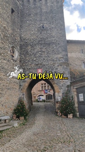 Raphael Masson on Instagram: "As-tu déjà vu... la cité médiévale de Pérouges ? Perchée sur sa colline dominant la plaine de l’Ain, la cité médiévale de Pérouges est un véritable voyage dans le temps. Classée parmi les Plus Beaux Villages de France, elle séduit dès l’instant où l’on franchit ses anciennes portes fortifiées. Ici, les pavés irréguliers racontent des siècles d’histoire, les maisons en pierre aux façades patinées semblent figées dans une autre époque, et chaque ruelle sinueuse invite