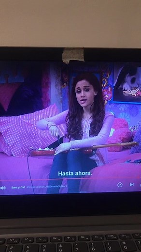 Cat Repairs the Guitar - Sam y Cat