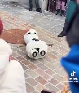 A guest captured a video yesterday showing the self-walking Olaf animatronic in World of Frozen at the newly named Disney Adventure World in Disneyland Paris gradually leaning backward. Eventually Olaf falls over. The impact knocked off Olaf’s carrot nose. Then after, cast members stepped in and removed him from the scene.Olaf is not a standard static figure. Disney/Imagineering has been showing him as a futuristic walking robotic character, trained with AI to balance and move. Olaf had specific
