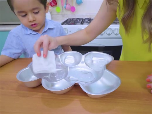 #MI SOBRINITO HACE UNA GOMITA GIGANTE ｜ OSITO GOMINOLA ｜ MIS PASTELITOS