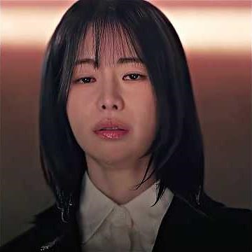 A woman ran into the men's restroom; someone was defecating inside.#kdrama #movie #film