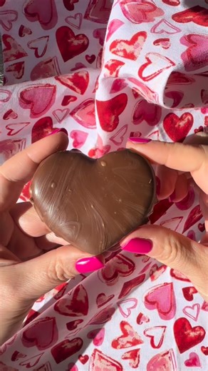 Stephanie Gigliotti on Instagram: "Homemade Reese’s Peanut Butter Chocolate Hearts ❤️🍫 No bake. So easy. So dangerous. 😍 How to make them: 1️⃣ Mix together • 1 cup creamy peanut butter • 3 tbsp melted butter • 1 1/2 cups powdered sugar •1/2 tsp salt • ½ tsp vanilla 2️⃣ press into a 9x9 baking dish and freeze for 20–30 minutes until firm. Use a heart cookie cutter to cut out. Return the peanut butter hearts to the freezer until the chocolate is ready. Once the peanut butter softens it’s hard to
