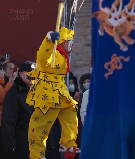 Folk artists perform on stilts at an ancient cultural street in Hohhot City, north China's Inner Mongolia Autonomous Region, to celebrate the Chinese New Year. 🌺💐🌹🏮🎉🎊 | Across Inner Mongolia