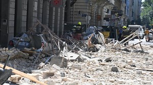 Leomlott egy ház tetőszerkezete Budapest belvárosában, többen megsérültek
