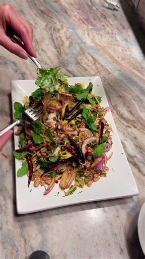 Deep-Fried Ruby Fish with Spicy Herb Salad#healthyfood #spicy #shortvideo