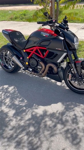 Ducati Diavel Carbon on Remus Hypercone