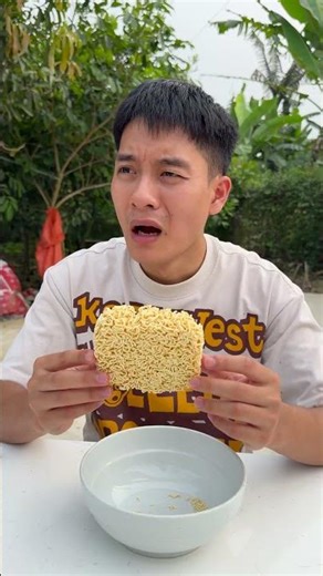 Ông nội tội nghiệp đã chia sẻ mì tôm cho chàng trai #shorts