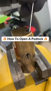 How to open a padlock in seconds if you lose the keys🔥🧐………..🇨🇴 Cómo abrir un candado en segundo si pierde las 🔑 🧐 #padlock #lock #lockpicking #locksmith #lockpick #military #key | Cerrajeros Master Locks