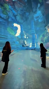 Bangkok has officially entered the world of immersive digital experiences with the launch of the Space & Time Cube , an innovative metaverse museum. Located on the basement floor of Seacon Bangkae. The 1,500-sq-m facility is poised to become a major cultural and technological landmark in Thailand, offering visitors an unprecedented combination of art and cutting-edge virtual environments. This development marks Thailand’s entry into the rapidly growing metaverse museum sector, blending digital t