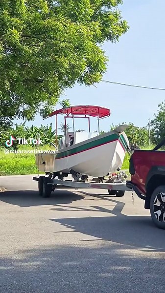 Bot MSK TEST DRIVE dah dipinang geng 🥹 Dah jadi milik orang Singapore 🥰 Semoga berkhidmat dengan baik bersama pemilik baru 🫶🏻 Aha... Cer komer cadangkan, lepas ni nak TEST DRIVE bot saiz berapa kaki ? 🤔 . . . .