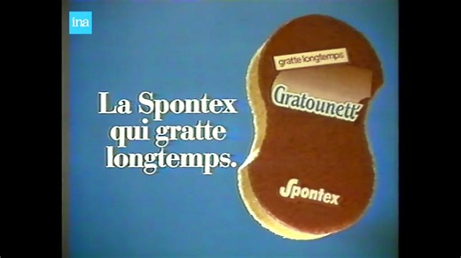 🧽 « ÇA VA DURER ENCORE LONGTEMPS ???! » 😤 Avouez, vous l’avez lu avec la voix du voisin excédé ! 😅 On parle bien sûr de la pub culte de 1986 pour la Gratounett’ de Spontex, réalisée par Jean-Baptiste Mondino ! Eh oui, même une éponge pouvait avoir droit à un spot stylé à l’époque 😎 Entre la musique, la choré à l'éponge et le cri mythique du voisin, c’était un vrai sketch à chaque diffusion 🤣 Perso, je ne pouvais pas m’empêcher de hurler la réplique en même temps que lui devant la télé ! Et 