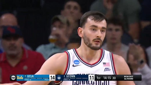 亚历克斯·卡拉班对阵UCLA贡献27分5篮板