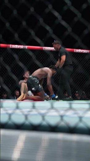 WHAT A COMEBACKKKK 👊 #ufcperth