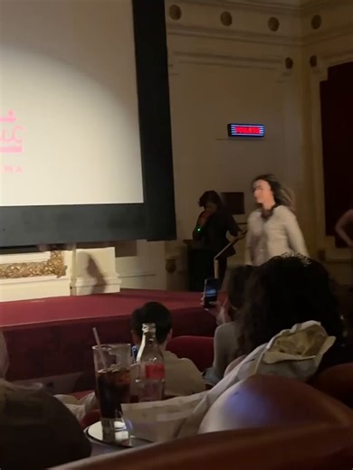 Odio que hay weyes que detesten a Zendaya cuando es una mujer exitosa y maravillosa, se mantiene fuera de problemas, se la pasa trabajando, su único problema para algunos pajeros es que no tiene senos grandes. Y que horror que todo dependa de su imagen física Pero en realidad tiene rasgos hermosos solo que ella no le importa la atención de los hombres