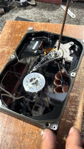 What's Inside a PC Hard Drive? 🤯