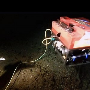 Titanic Wreck: The Radio Room (1999 Footage) Did You Know? 🧐 This rare 1999 footage shows the remains of Titanic’s wireless radio room — the place where distress signals were sent during the sinking. Today, the area is almost unrecognizable, collapsed and covered in rusticles after 112 years underwater. 📌 Disclaimer: Expedition footage for educational purposes. 📸 Credit: Titanic Empire ⭐ Support MyLene’s Titanic Legacy: Send Stars 👍 Follow • Like • Share ❤️ Subscribe for more Titanic history