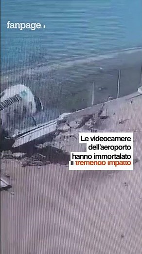 Aereo si schianta dopo l’atterraggio: le immagini riprese dalle videocamere dell’aeroporto