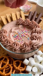 ☕🍫 Hot Cocoa Dip (Cream Cheese) 🍫☕ I love making this when it’s cold outside and we’re craving something sweet without turning on the oven. It tastes just like a mug of hot cocoa, but in scoopable, creamy dip form and it’s always the first bowl to empty ☕🍫 INGREDIENTS: Base: - 225 g cream cheese, softened - 1/2 cup powdered sugar - 1/3 cup unsweetened cocoa powder .... 👇 Full Recipe in Comment 💬 | Easy Recipes Box