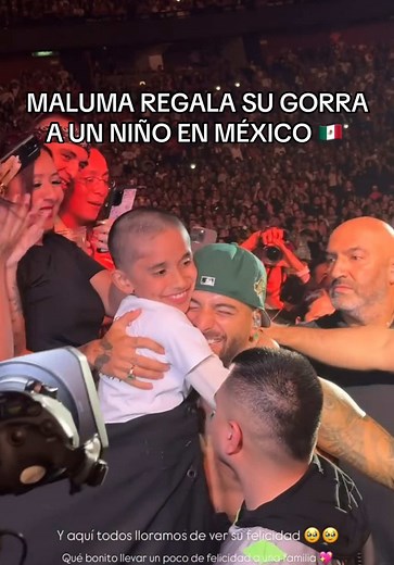 Maluma demuestra humildad al regalar su gorra en México