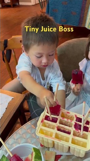 Tiny Juice Boss: My 2-Year-Old Made Popsicles and Learned the Sweet Taste of Sharing! 🍓🧃🍭