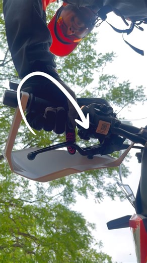 Navi Kmr on Instagram: "99% of riders grip their handlebars WRONG — are you one of them? Get trained @fmaemotopark If you’ve been struggling with off-road control, wrist fatigue, or jerky throttle — it’s probably your grip causing the problem, not your skills! Most beginner adventure riders and even experienced street riders make this one simple mistake that instantly kills control on rough terrain. In today’s reel, I’m breaking down the correct wrist and hand position you NEED to master for saf