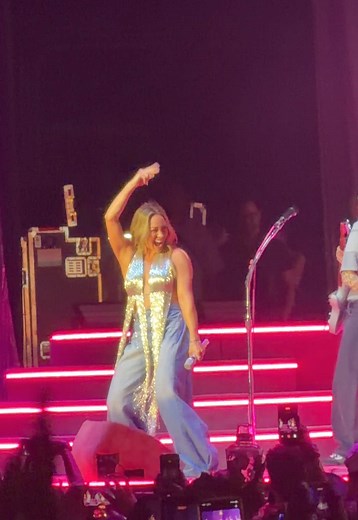 Hilary Duff Atlanta concert iconic dance moment