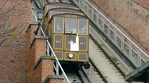 Le funiculaire du château de Buda, construit en 1870 à l’initiative d’Ödön Széchenyi, a été un moyen de transport emblématique jusqu’à sa destruction pendant la Seconde Guerre mondiale. Reconstruit dans les années 80, il offre désormais une expérience moderne avec un entraînement électrique. 🚠 Si vous cherchez une façon originale de rejoindre le quartier du château tout en admirant la vue sur ce site classé au patrimoine mondial, n’hésitez pas à tester ce trajet spectaculaire ! 😍 | Visit Hunga