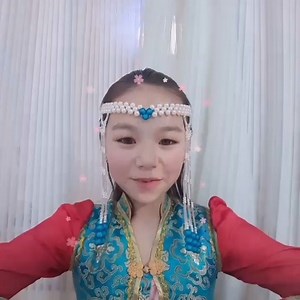 Өнөөдөр Их эзэн Чингис хааны мэндэлсэн, Монгол бахархалын өдөр өвлийн тэргүүн сарын шинийн 1-ны өдөр тохиож байна. Түүхэн хүчирхэг өвөг дээдсийнхээ үр сад болж төрсөн монгол түмэндээ энэ өдрийн мэндийг хүргэе. Уншигч та бүхэндээ Төрийн соёрхолт, Пунцагийн Бадарчийн шүлэг “Есөн эрдэнийн орон” шүлгээр мэндчилгээ дэвшүүлж байна. Шүлгийг уншсан:5-р сургуулийн 6е ангийн сурагч,Д.Нацагдоржийн тэмдэгтэн уншигч Ч.Анубүжин. | Горькийн нэрэмжит 1-р салбар номын сан