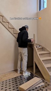 ON A MONTÉ NOTRE ESCALIER 🤗 (publicité) On a acheté un escalier sur-mesure en chêne sur le site de @oeba.escalier.stairs. Il a été entièrement fabriqué prêt à assembler dans leur atelier à Orléans et il est juste parfait 😍 Si vous aussi vous avez un projet escalier, n'hésitez pas à aller voir les différents styles qu'ils proposent il y en a pour tous les goûts et pour tous les budgets (ne pas oublier que c'est du sûr-mesure). Par exemple, nous on a payé 4700€ pour cet escalier quart-tournant e