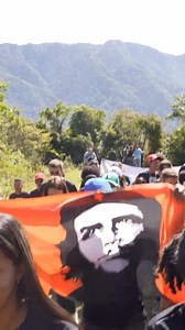 🇨🇺| En la Comandancia de la Plata, hubo ayer, entre jóvenes, una suerte de homenaje muy sentido a esa generación que tuvo en el monte un aliado para emprender, desde la rebelión más plena y arriesgada, una colosal obra para emancipar a millones. 🔗| https://www.granma.cu/cuba/2025-01-07/a-la-revolucion-hay-que-sentirla-07-01-2025-01-01-59 | Presidencia Cuba