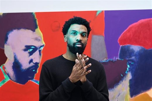 « J'emmène le football vers un ailleurs », Nadjib Ben Ali parle de ses peintures mêlant ballon rond et art contemporain