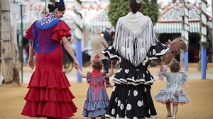 Moda flamenca 'low cost': trajes de gitana desde 65 euros y sin salir de Sevilla para esta Feria de Abril