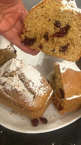Il plumcake ai frutti rossi è uno di quei dolci che raccontano una verità semplice: 👉 anche il dolce può avere una funzione, non solo un sapore. I frutti rossi (fragole, lamponi, mirtilli, ribes) sono naturalmente ricchi di polifenoli, antociani e vitamina C, composti studiati per il loro ruolo antiossidante e per il supporto alla salute cardiovascolare e cellulare. La presenza della fibra naturale della frutta aiuta a rallentare l’assorbimento degli zuccheri, rendendo questo dolce più adatto a
