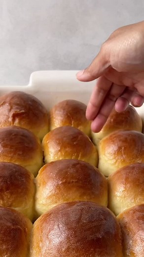 These rolls are soft, buttery, and worth every minute. If you’ve never made yeast rolls from scratch, this is the easy recipe to start with. Grab the full recipe on the blog and save this one to make fresh! 🔗 https://www.simplylakita.com/old-fashioned-yeast-rolls-recipe/ #HomemadeRolls #YeastRolls #FoodieReels SimplyLakita | Simply Lakita